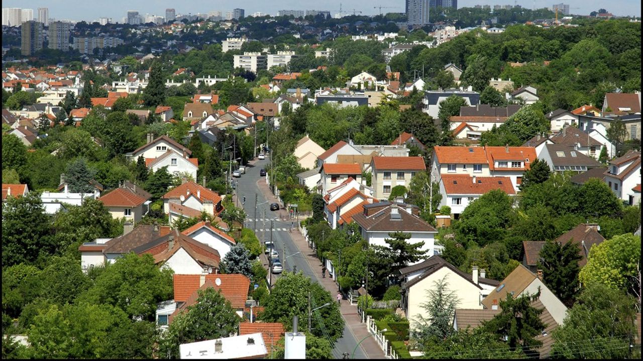 Paysage urbain Vue depuis L'Hay les Roses sur la banlieue sud et Paris  Rue Leon Blum  94240 L'Hay les Roses